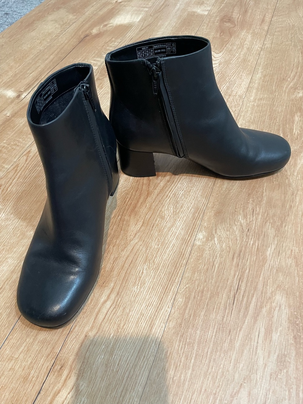 Vionic Sibley Black Leather Ankle Booties Women’s US 7.5 Side Zip Low Heel